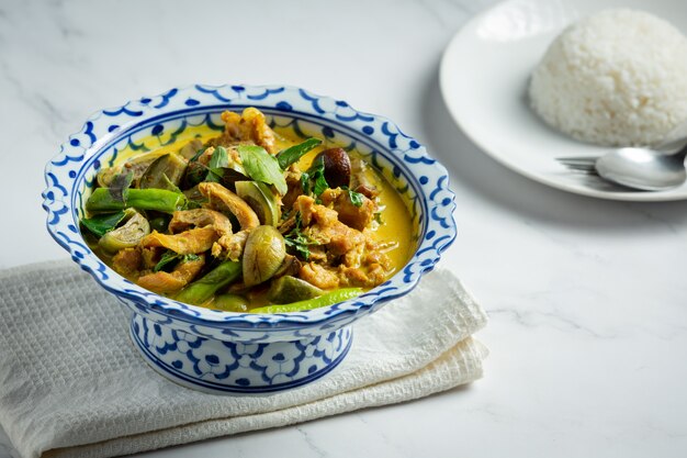 Pollo al curry verde de comida tailandesa sobre fondo de mármol