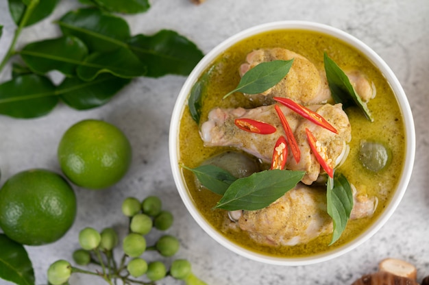 Foto gratuita pollo al curry verde en un tazón.