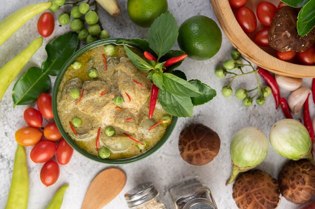 Pollo al curry verde en un tazón.