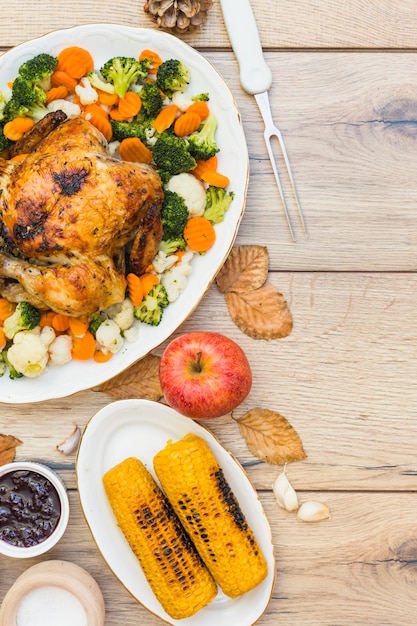 Pollo al horno con callos en mesa de madera