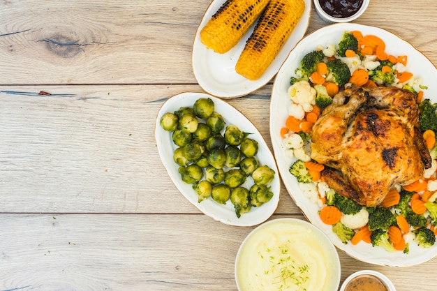 Pollo al horno con coles de bruselas en la mesa