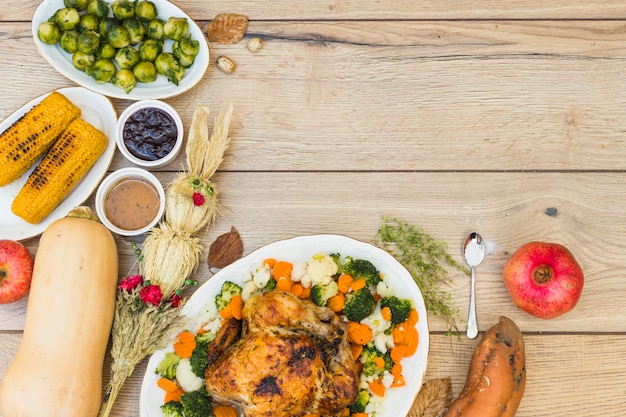 Pollo al horno con coles de bruselas en la mesa