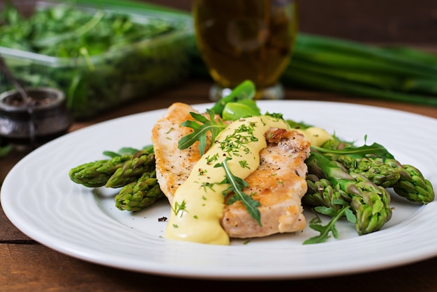 Pollo al horno con espárragos y hierbas