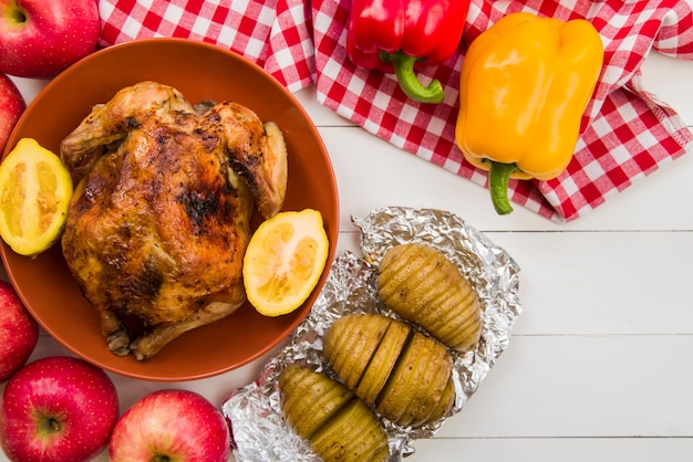 Foto gratuita pollo al horno con limón y patatas