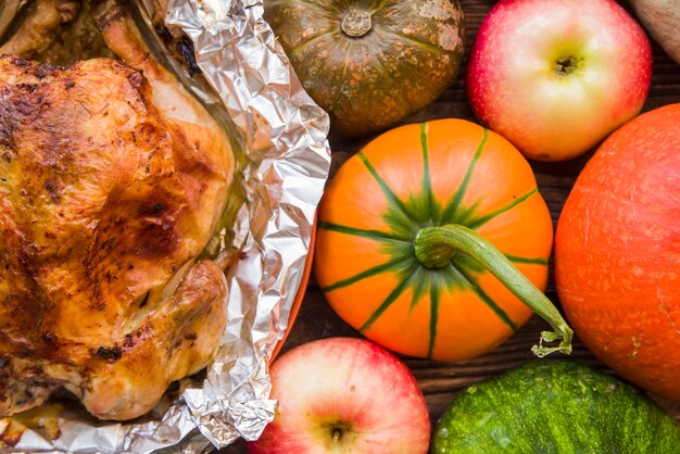 Pollo al horno en papel de aluminio con verduras