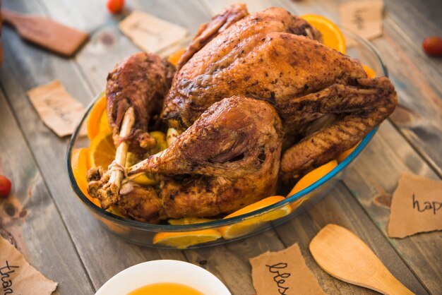 Pollo al horno con pequeñas escrituras sobre papel.