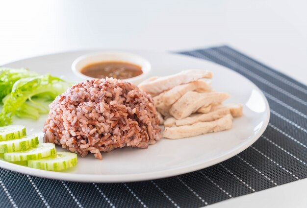 Pollo al vapor con baya de arroz