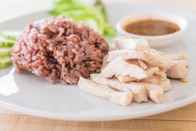 Pollo al vapor con baya de arroz