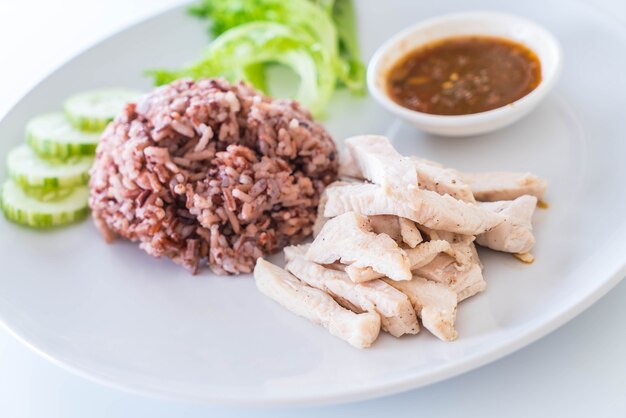 Pollo al vapor con baya de arroz