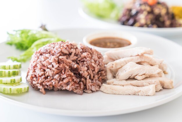 Pollo al vapor con baya de arroz