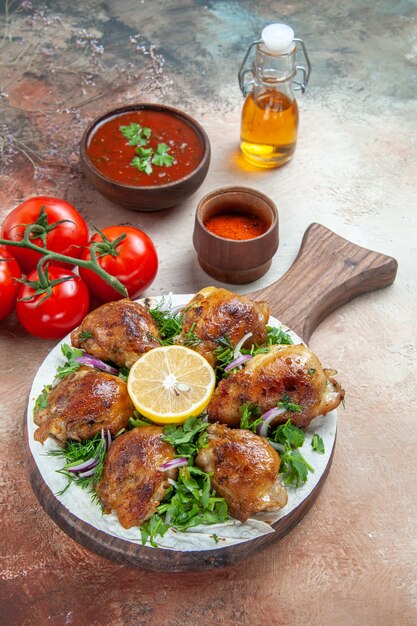 pollo el apetitoso pollo con limón hierbas tomates salsa especias aceite