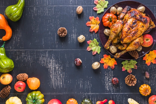 Foto gratuita pollo asado junto a las verduras.