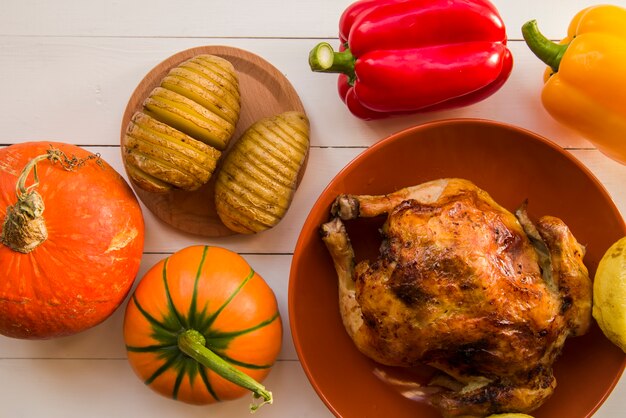 Foto gratuita pollo asado con patatas en la mesa