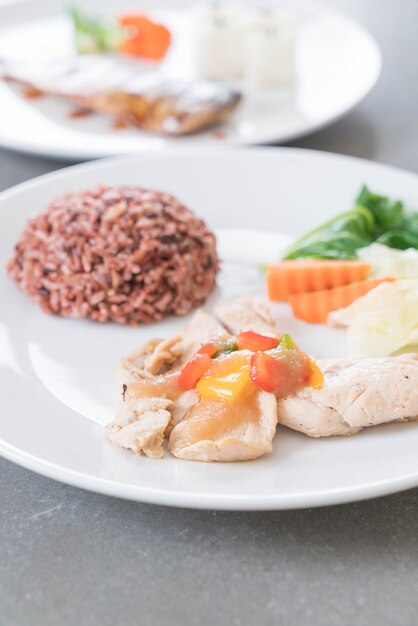 Pollo asado con pimiento dulce y arroz de baya