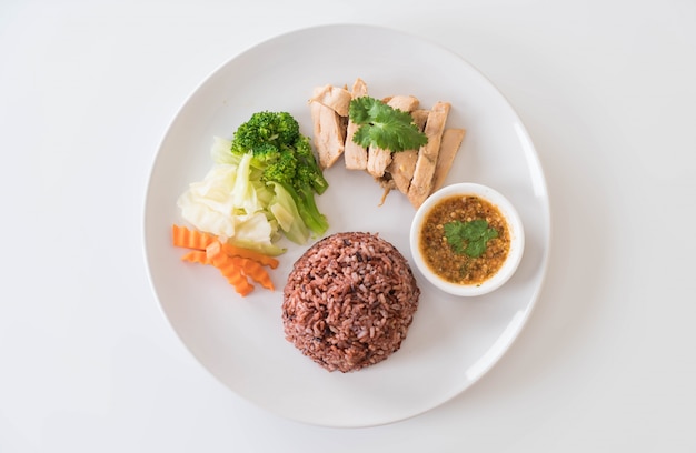 Pollo asado y vegetales con arroz de baya