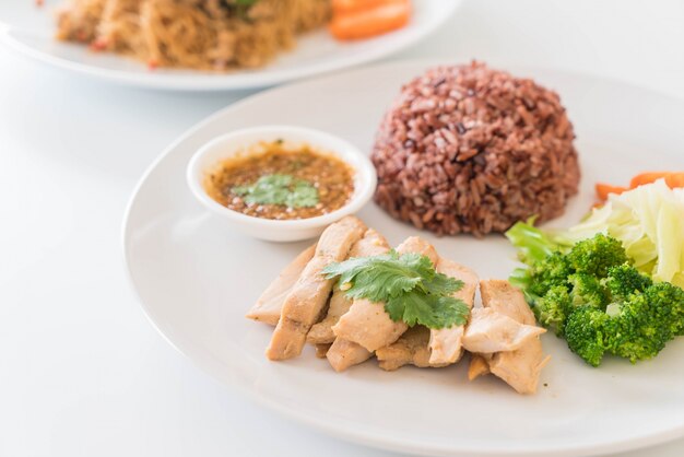 Pollo asado y vegetales con arroz de baya