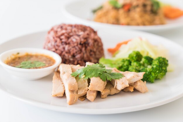 Pollo asado y vegetales con arroz de baya