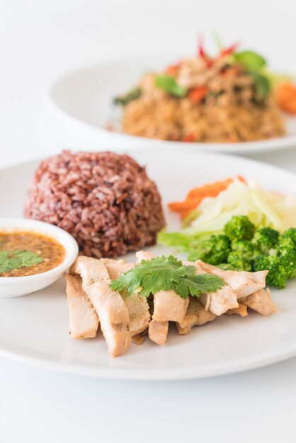 Pollo asado y vegetales con arroz de baya