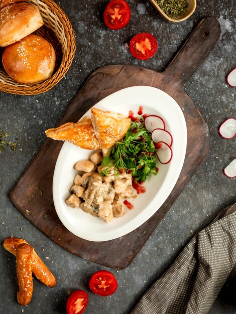 Pollo con champiñones en salsa de crema con pan de hojaldre