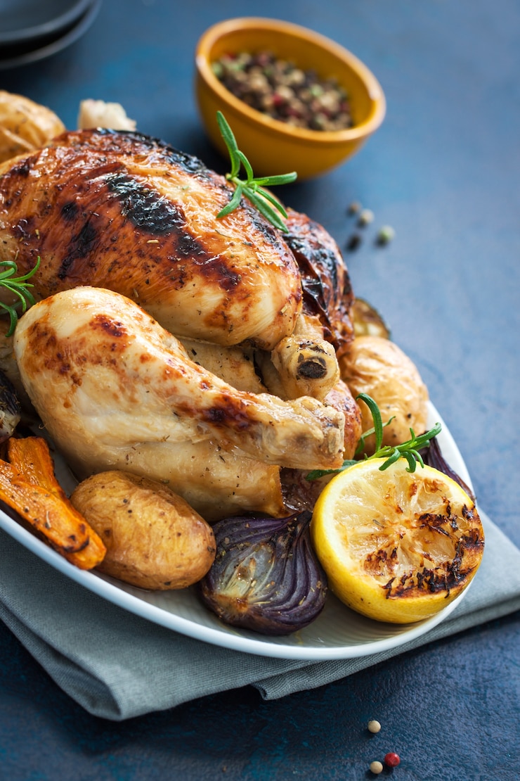 Foto gratuito pollo cocinado al horno con limón y verduras