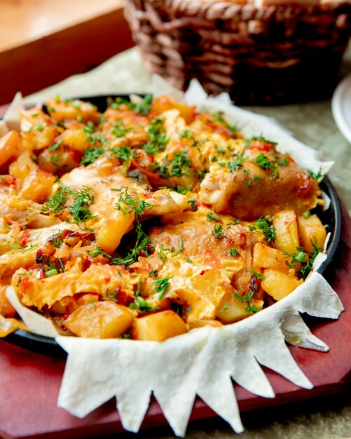 pollo cocinado con papas y servido con verduras