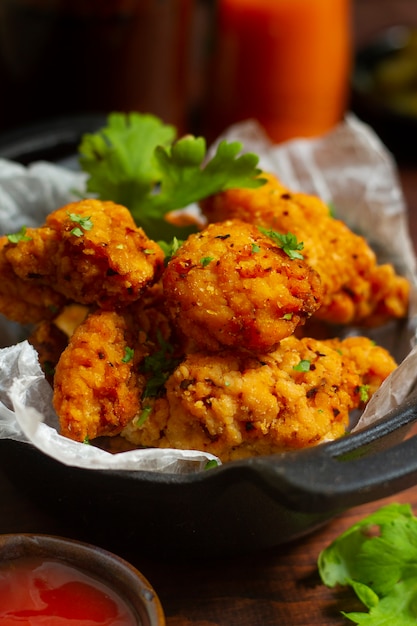 Foto gratuita pollo deshuesado sabroso de alto ángulo con perejil