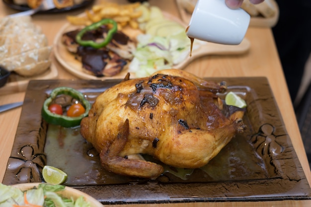 Foto gratuita pollo entero al horno en un plato