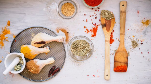 Foto gratuita pollo con especias en la bandeja