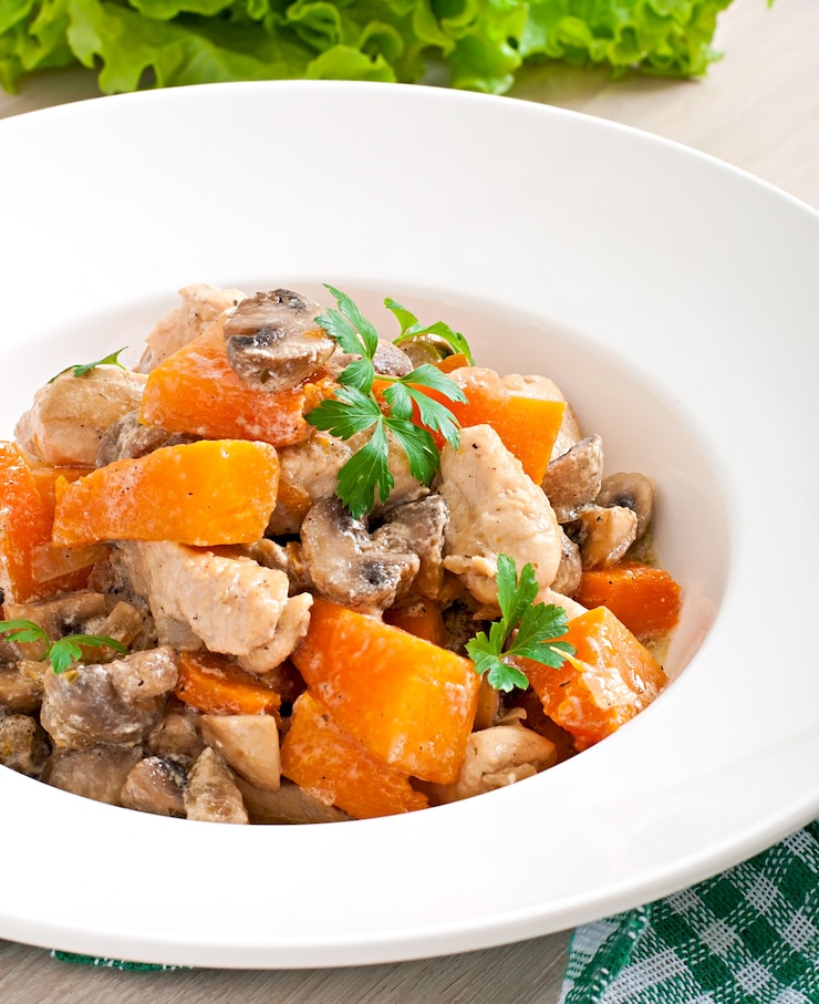 Foto gratuito pollo estofado con verduras y setas en una salsa de crema