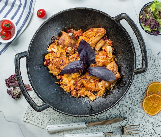 Foto gratuita pollo frito con albahaca en la sartén