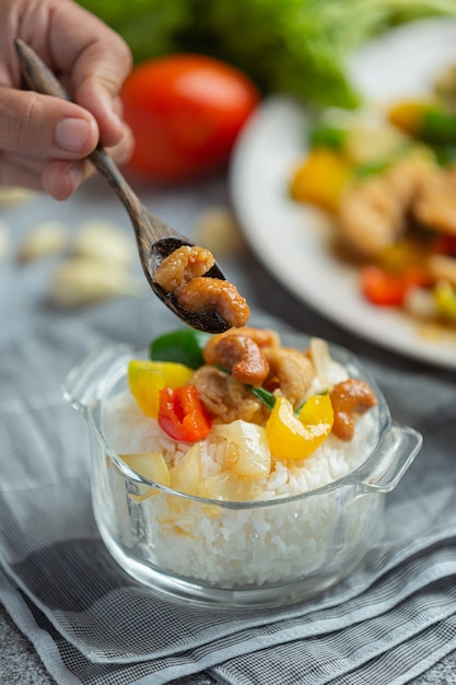 Foto gratuita pollo frito con anacardos comida tailandesa.