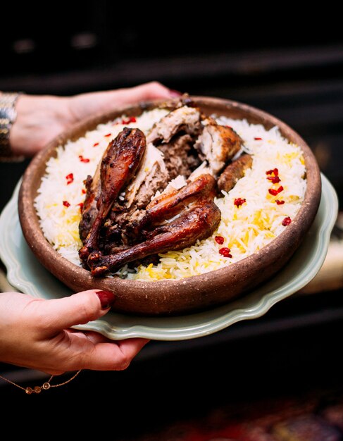 Pollo frito con arroz y bayas secas