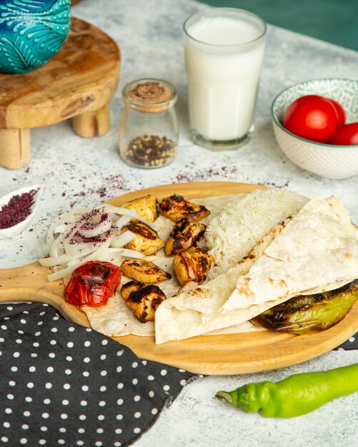 Pollo frito con arroz, cebolla y lavash