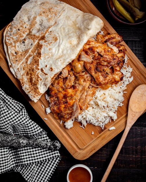 Pollo frito con arroz y lavash