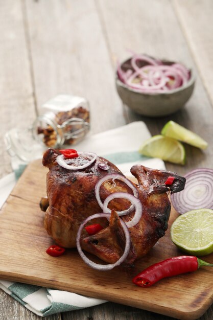 Pollo frito con cebolla y ají