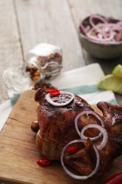 Pollo frito con cebolla y ají