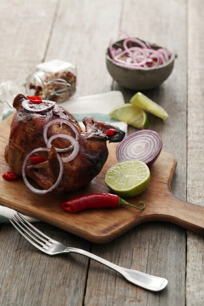 Pollo frito con cebolla y ají