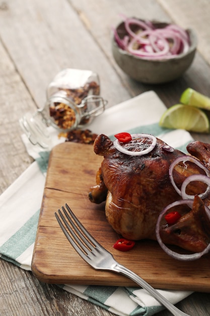 Pollo frito con cebolla y ají