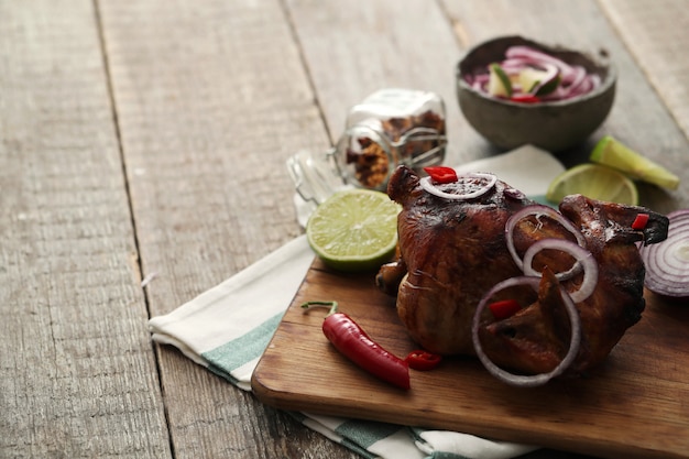 Pollo frito con cebolla y ají