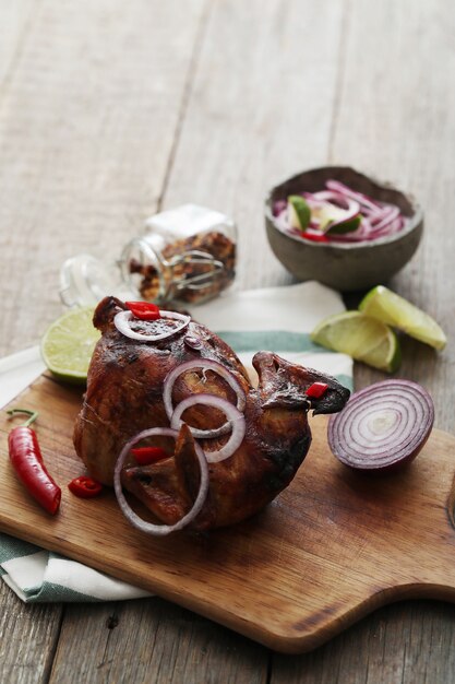 Pollo frito con cebolla y ají