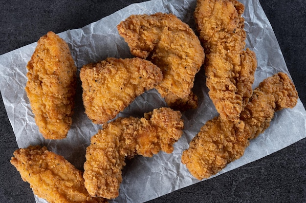 Pollo frito crujiente de Kentucky en tabla de cortar