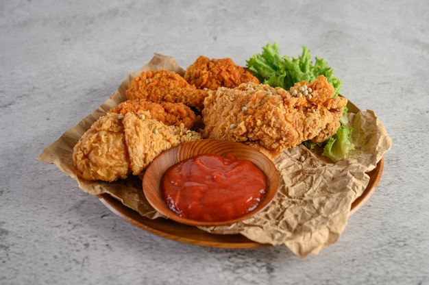 Pollo frito crujiente en un plato con salsa de tomate