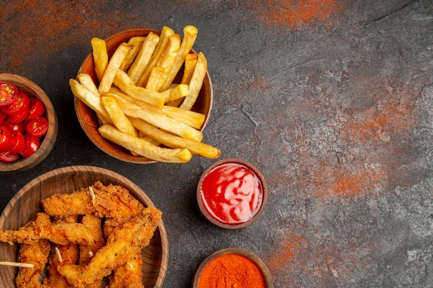 Foto gratuita pollo frito crujiente con salsa de tomate picada y pimienta en colores mezclados