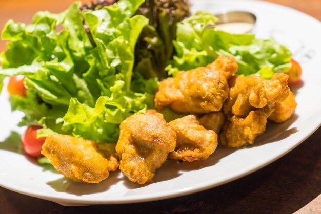 Pollo frito con ensalada