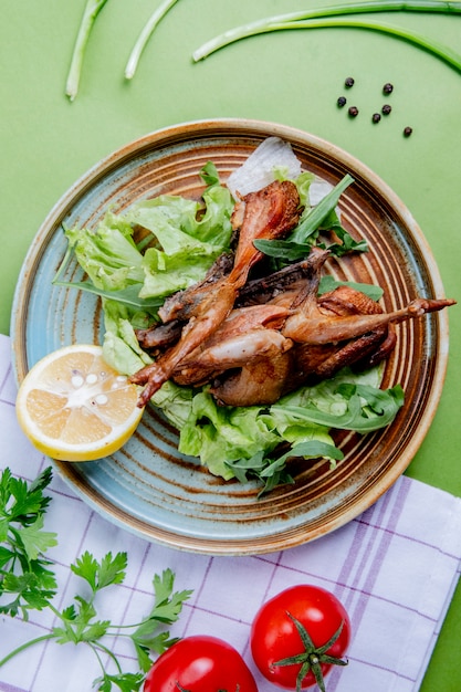 pollo frito con lechuga rúcula y limón