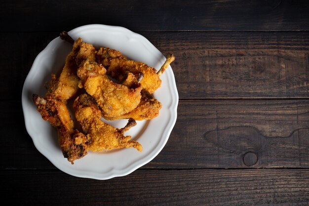 Pollo frito en mesa de madera.