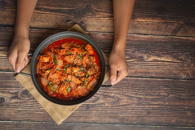 Pollo frito en olla caliente con salsa picante al estilo coreano