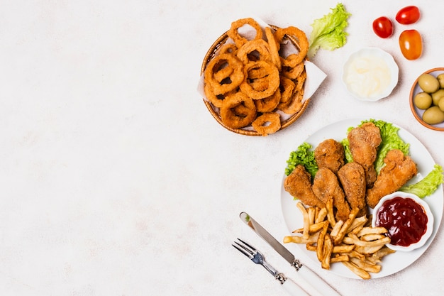 Pollo frito con papas fritas y espacio de copia