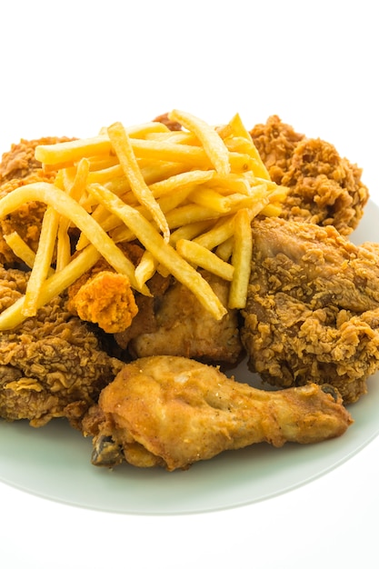 Foto gratuita pollo frito y papas fritas en plato blanco