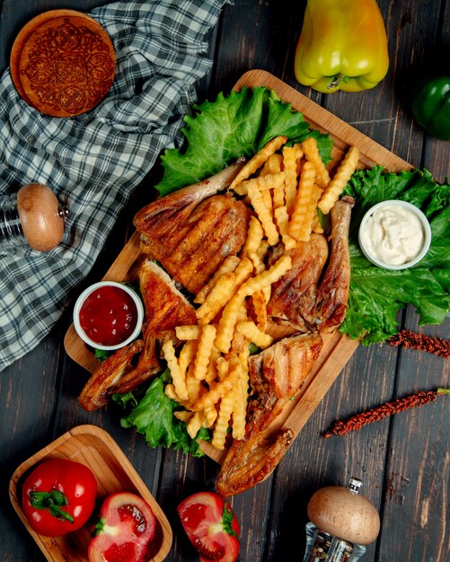 pollo frito con papas fritas, salsa de tomate, mayonesa y lechuga